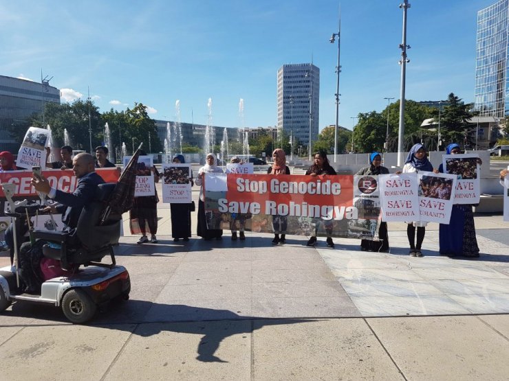 Müslümanlar BM önünde protesto yapıyor