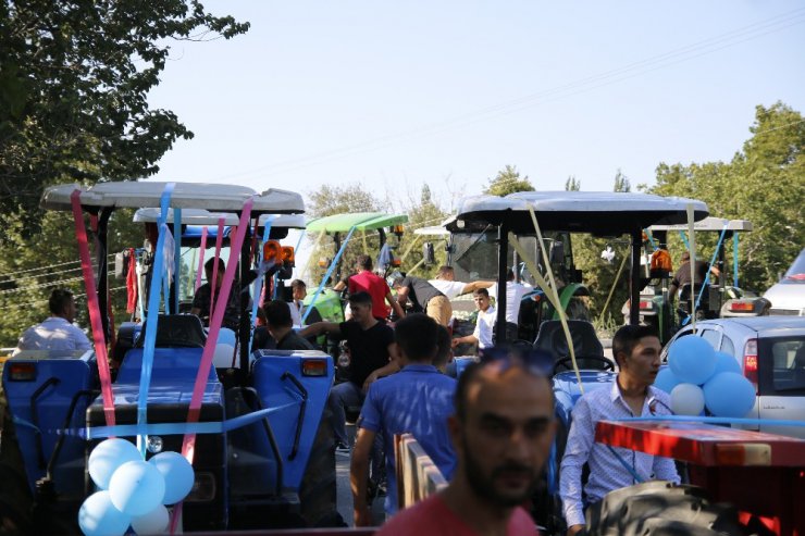 Sünnet düğünün konvoyu bu defa traktörler oldu