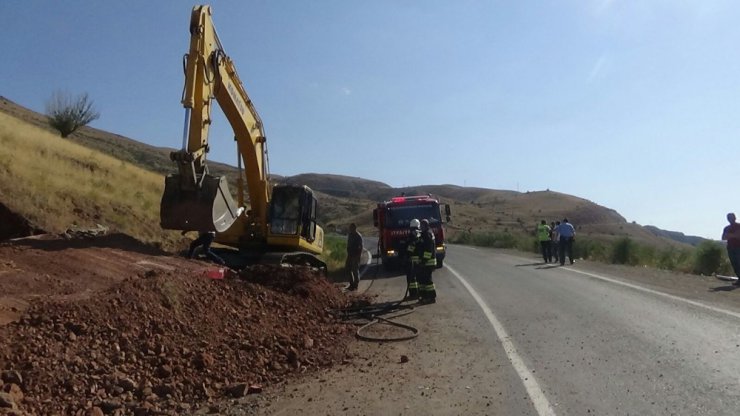 Yola savrulan TIR’ın arka tekerlekleri yandı