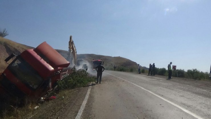 Yola savrulan TIR’ın arka tekerlekleri yandı