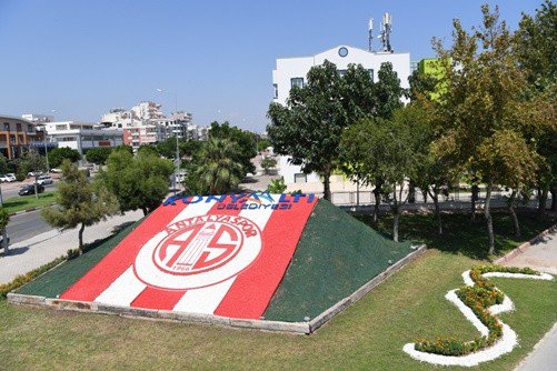 Konyaaltı ilçesine Antalyaspor temalı ışıklı yeşil doku