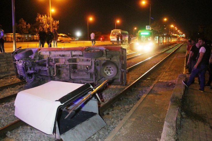 Kamyonet, hareket halindeki tramvayın önüne düştü