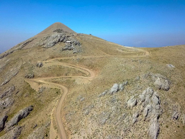 Nemrut Dağının 3 km’lik yolu yapılıyor