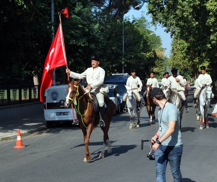 Salihli’nin 95’inci kurtuluş yılı atlı birliklerle kutlandı