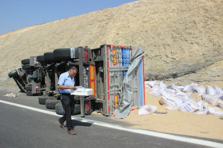 Tır devrildi onlarca ton kepek yola saçıldı