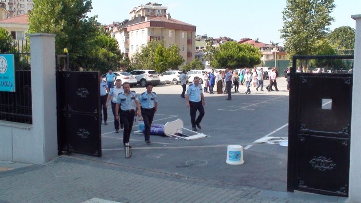 Servisçilerin okul bahçesindeki kavgasında silahlar konuştu: 3 yaralı