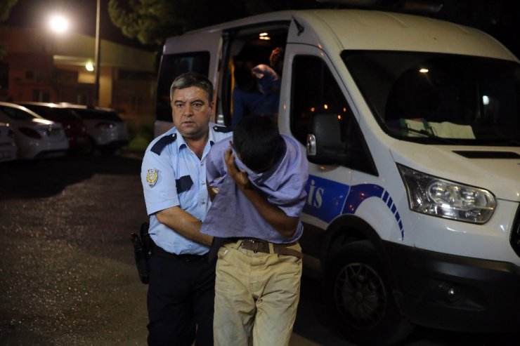 Ailesiyle yolculuk eden polis cam silen kişiler tarafından darp edildi