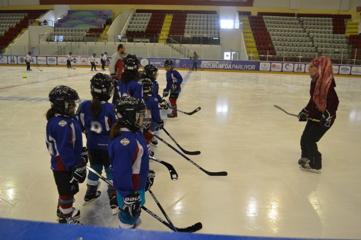 "ASP Minikler Buz Hokeyi Şampiyonası" buz hokey kampı başladı