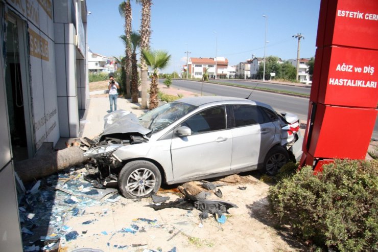 Antalya’da otomobil sağlık merkezine girdi