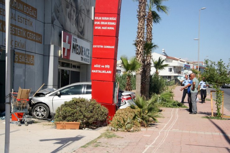 Antalya’da otomobil sağlık merkezine girdi