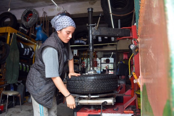 16 yaşındaki kız hem okuyor hem de babasının yanında lastik tamirciliği yapıyor