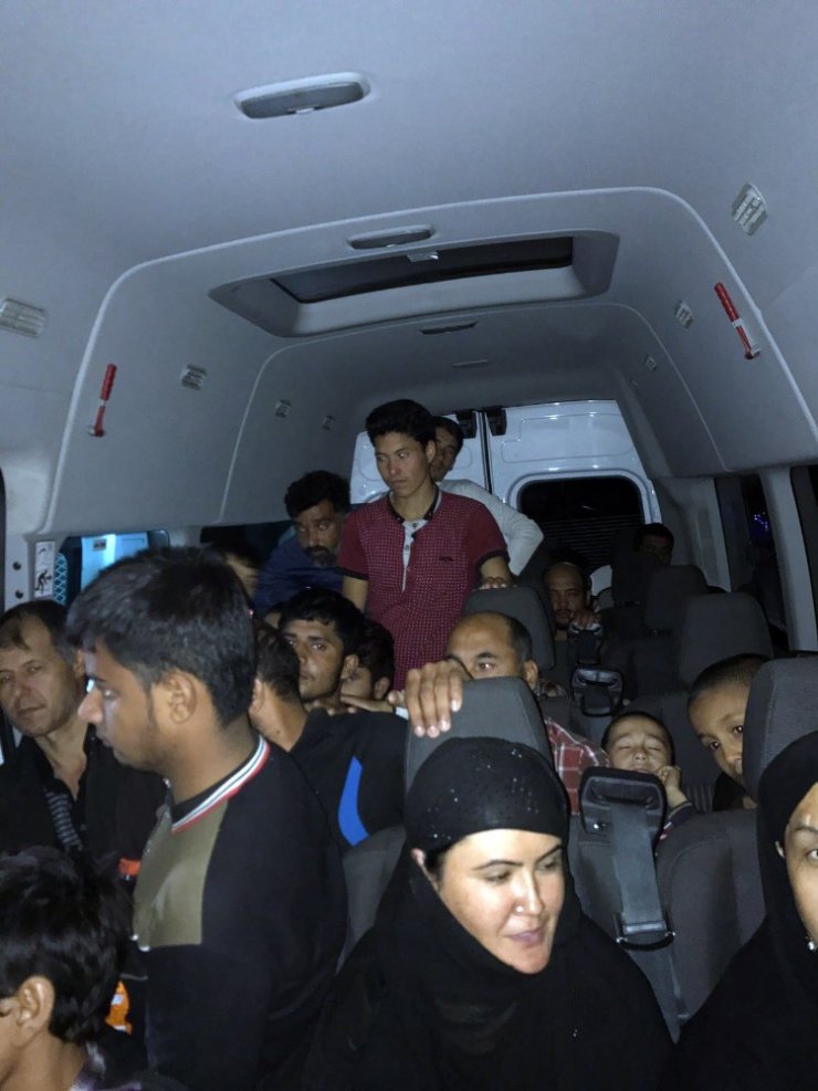 Bingöl’de bir minibüste 40 göçmen yakalandı