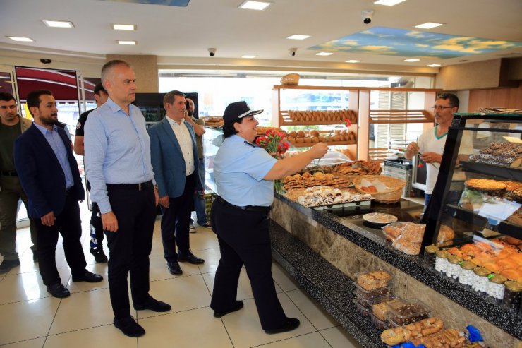 Çekmeköy’de zabıta ekipleri bu kez ellerinde çiçeklerle iş yerlerine girdi