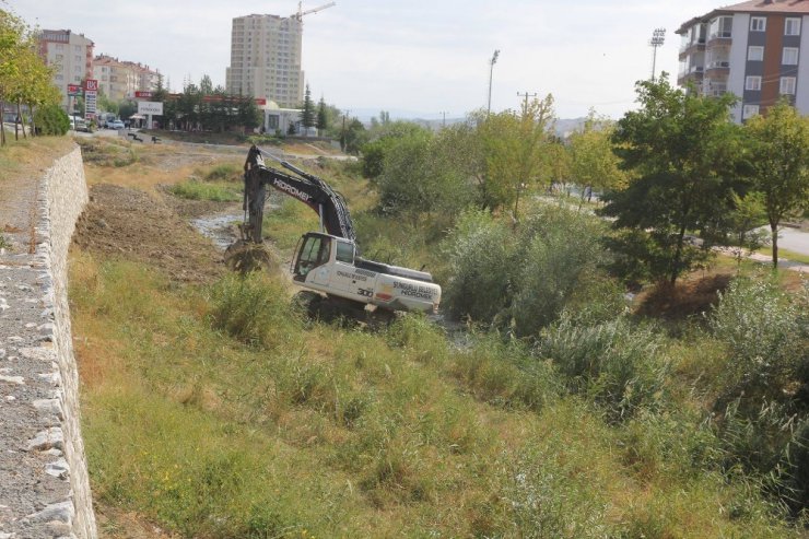 Sungurlu’da dere yatakları temizleniyor