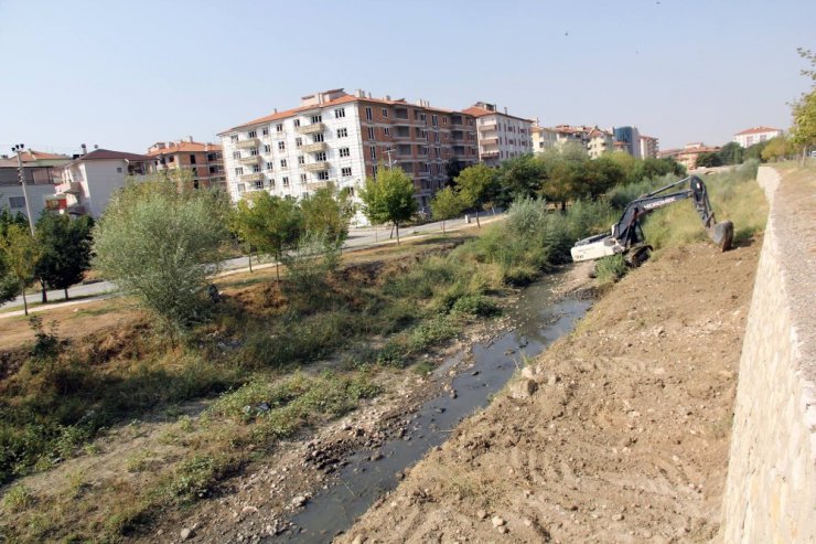 Sungurlu’da dere yatakları temizleniyor