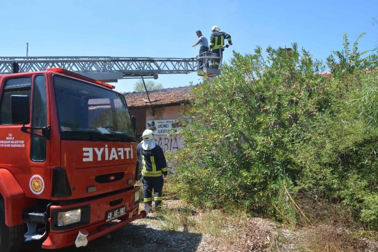 Elektrik tellerinden çıkan yangın okul binasına sıçradı