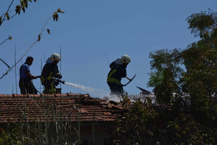 Elektrik tellerinden çıkan yangın okul binasına sıçradı