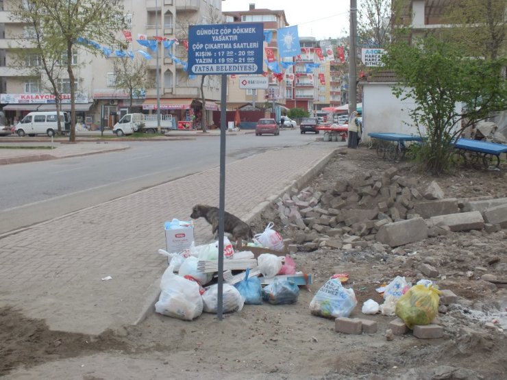 Aktepe’den gündüz sokağa çöp döken vatandaşlara uyarı