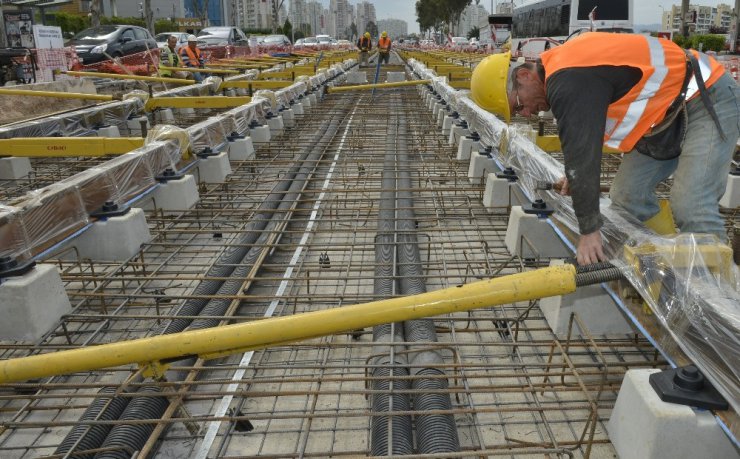 Konak Tramvayında sıra Halkapınar geçişinde