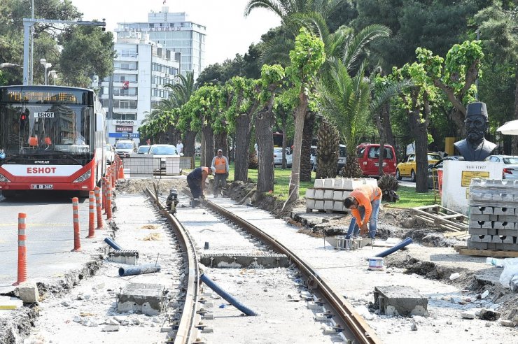 Konak Tramvayında sıra Halkapınar geçişinde