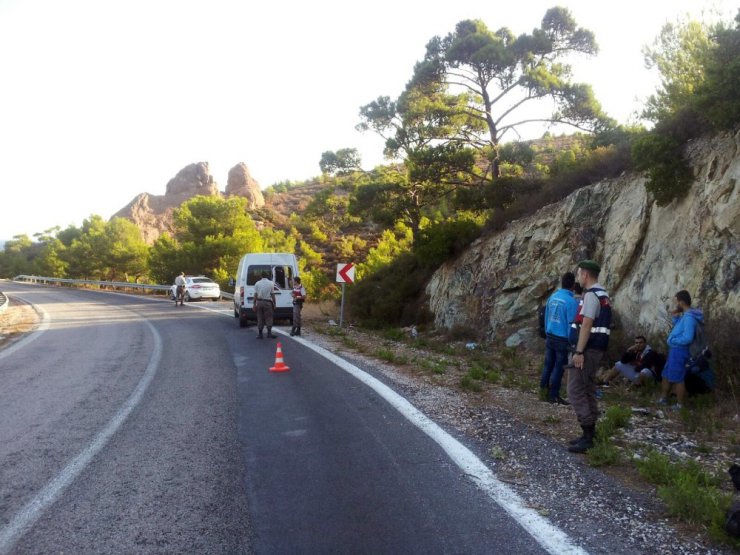 400 euroya yurt dışına çıkmak için anlaşan 53 göçmen yakalandı