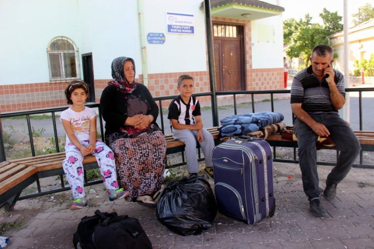 Ev sahibi tarafından sokağa atılan aile Büyükşehir Belediyesi tarafından huzurevine yerleştirildi