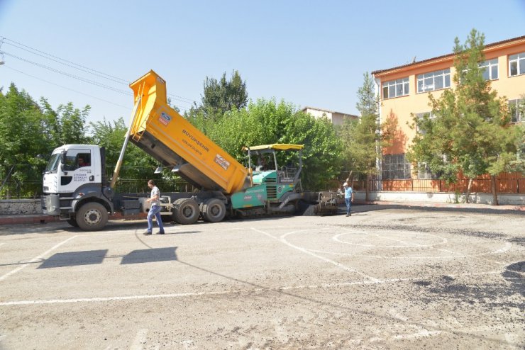 Büyükşehir Belediyesi 2 okulun bahçesini asfaltladı