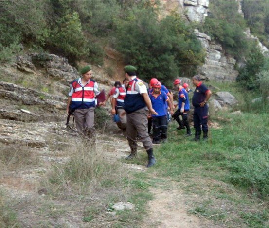 Kayalıklarda mahsur kalan şahıs 4 saatlik operasyonla kurtarıldı