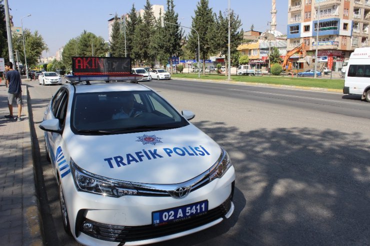 Sürücüler polis otosundaki kayan yazı ile uyarılıyor
