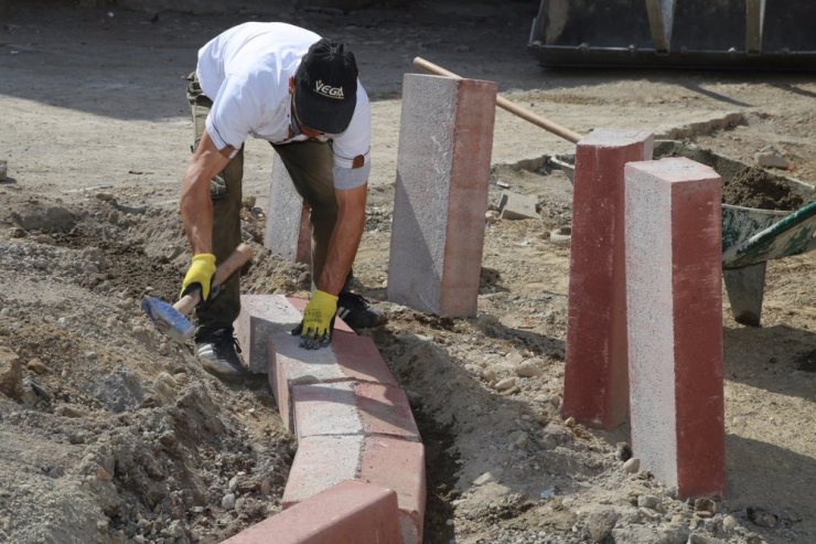 Siirt’te asfalt ve kaldırım çalışmaları sürüyor