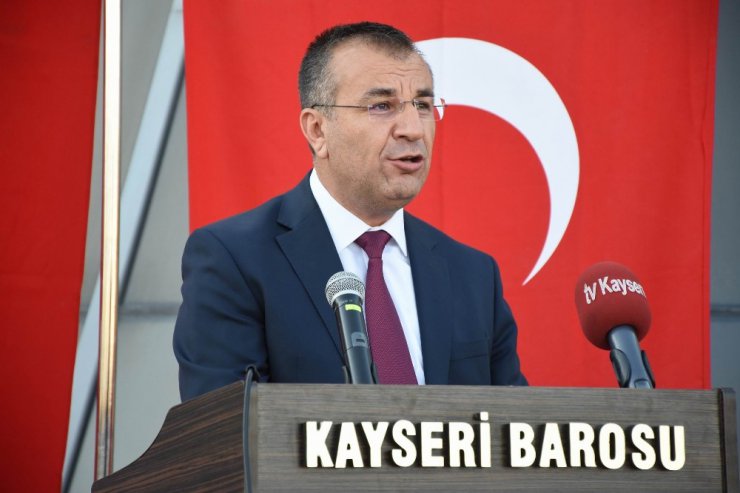 Kayseri Barosu Başkanı Cavit Dursun, "Hukuku ve hukukun ilkelerini savunmak, suçu ve suçluyu savunmak değildir"