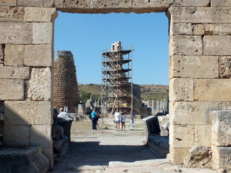 Perge’nin Helenistik kuleleri restore ediliyor