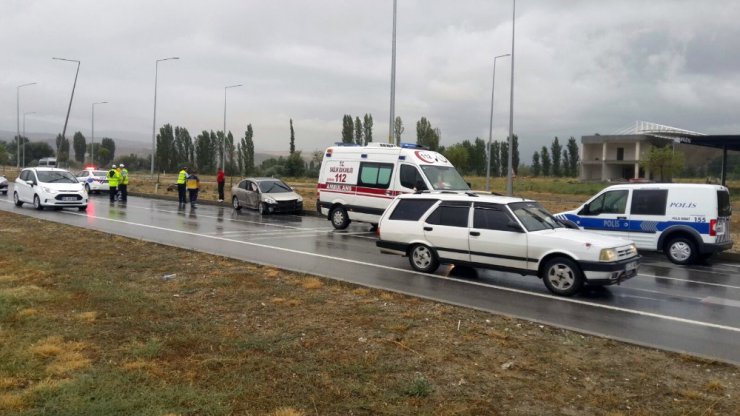 Kontrolden çıkan otomobil aydınlatma direğine çarptı: 4 yaralı