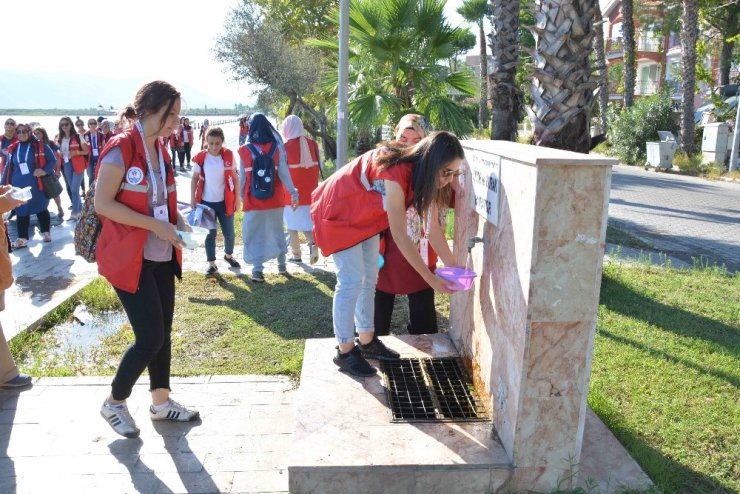 Öğrenciler sokak hayvanları için su kabı bıraktı