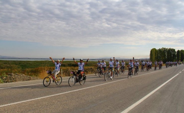 Beyşehir Gölü etrafında pedal çevirecek