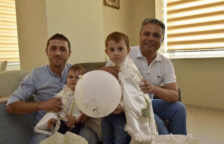 Başkan Uysal’dan sünnet çocuklarına ziyaret