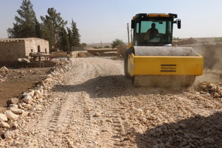 Akçakale kırsalında yol çalışmaları sürüyor