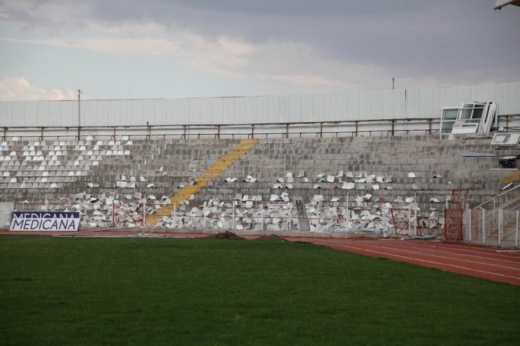 Eski stadyumda yıkım çalışmaları başladı