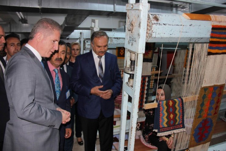 İlkokulda kilim dokumacılığı kursu