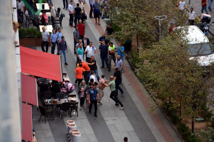 Trabzon’da park kavgası kameralara yansıdı