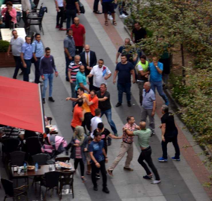 Trabzon’da park kavgası kameralara yansıdı