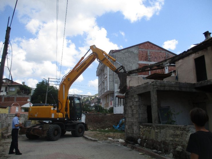 İzmit’te metruk binalar bir bir yıkılıyor