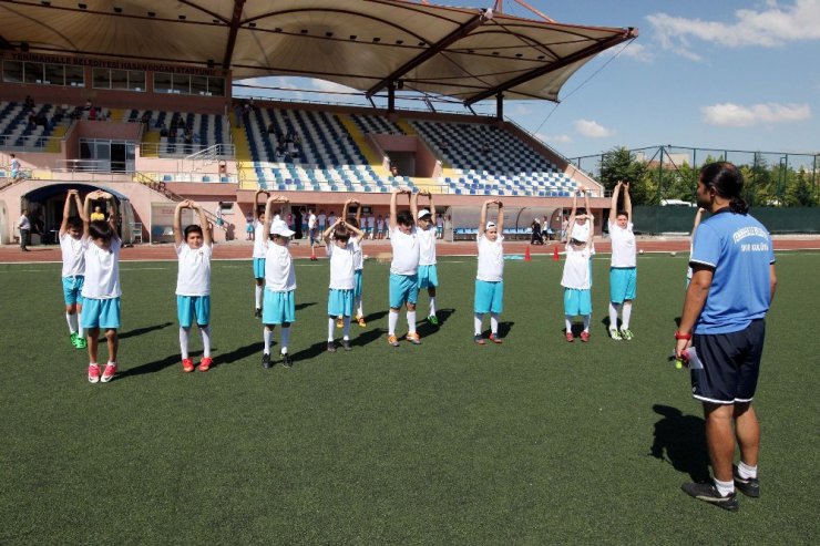 Yenimahalle’de minik futbolcular için kış fırsatı