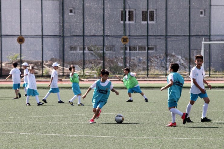 Yenimahalle’de minik futbolcular için kış fırsatı