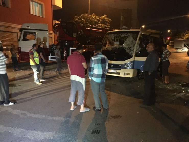 Ataşehir’de otomobil yolcu minibüsüne çarptı: 4 yaralı