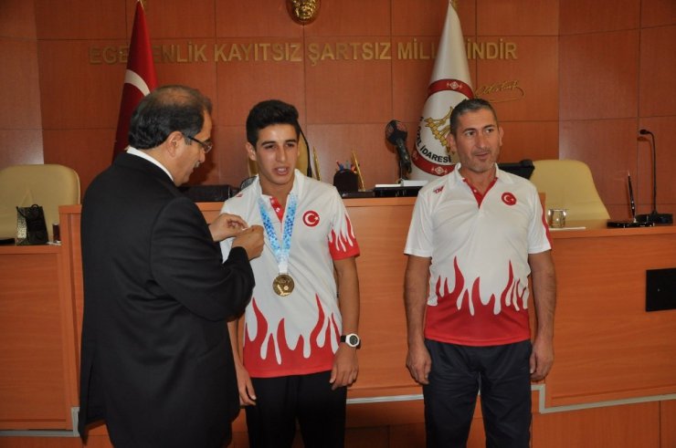 Vali Demir’den Uşaklı Avrupa şampiyonu Mehmet Çelik’e ödül