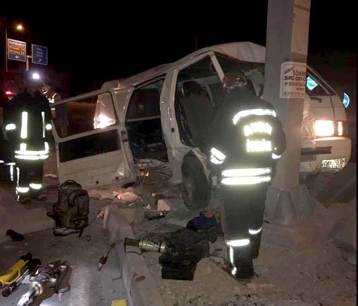 Göçmenleri taşıyan minibüs kaza yaptı: 1 ölü, 20 yaralı