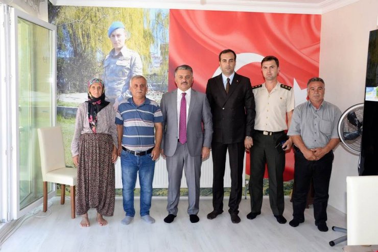 Vali Yazıcı, şehit Tayfun Meşe’nin ailesini ziyaret etti