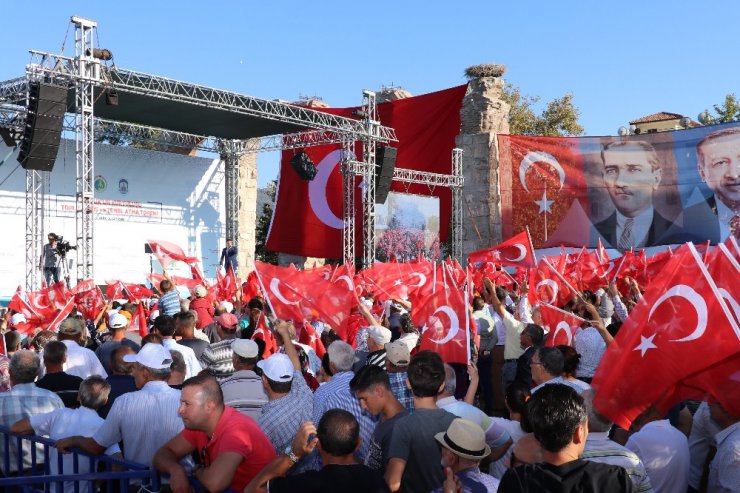 Başbakan Yıldırım, İzmir’de toplu açılış ve temel atma törenine katıldı