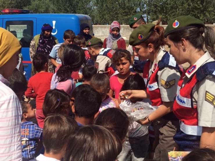 Jandarma mevsimlik işçileri unutmadı